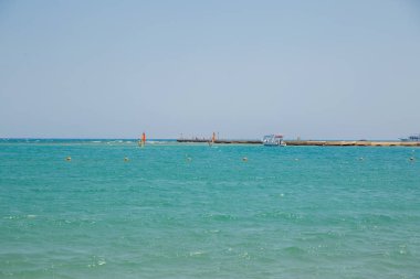 Güneş ışıklı Beach uzak tekne ile doğal görünümü