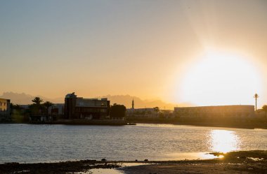 Deniz ve tatil plaj alacakaranlıkta görünümünü