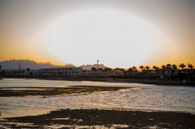 Deniz ve tatil plaj alacakaranlıkta görünümünü