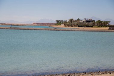 mavi deniz suyu ile uzak resort beach
