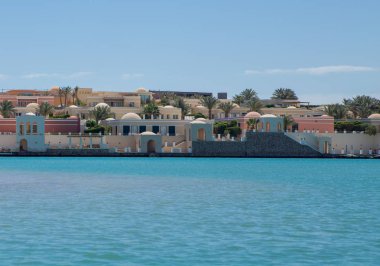 Resort binalar arasında mavi gökyüzü ve denizin