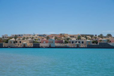 Resort binalar arasında mavi gökyüzü ve denizin