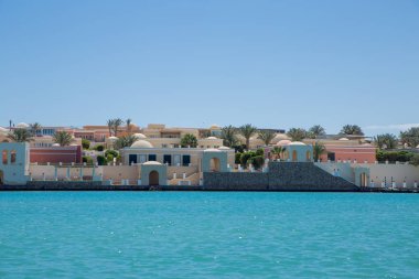 Resort binalar arasında mavi gökyüzü ve denizin