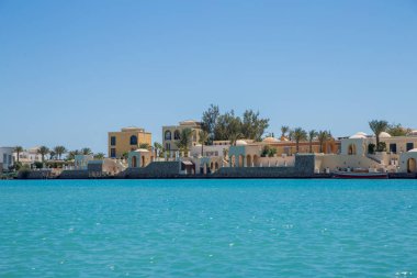 Resort binalar arasında mavi gökyüzü ve denizin