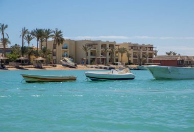 Resort otel binalar ve denizde tekneler