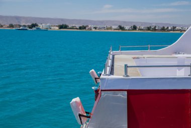 parlak güneş ışığı altında su güneş ışıklı gemide tarafında