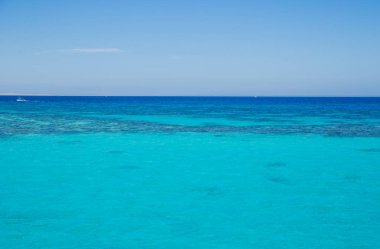 Güneş deniz manzara mavi gökyüzü ile ışıklı