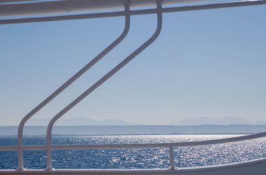 Güneş deniz manzara uzak taşlarla tekne görülen ışıklı