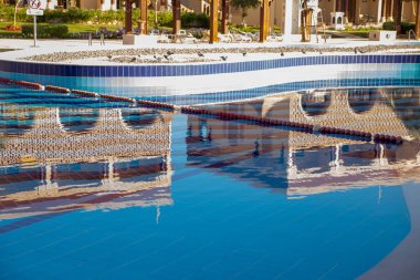 mavi su havuzu Hotel'in içerisinde görünümünü 