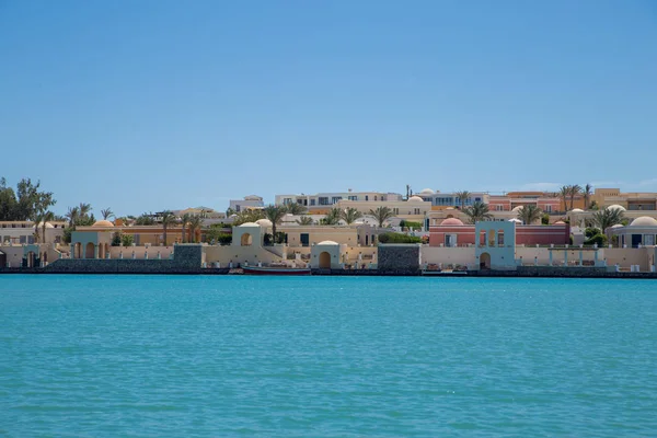 Resort Binalar Arasında Mavi Gökyüzü Denizin — Stok fotoğraf