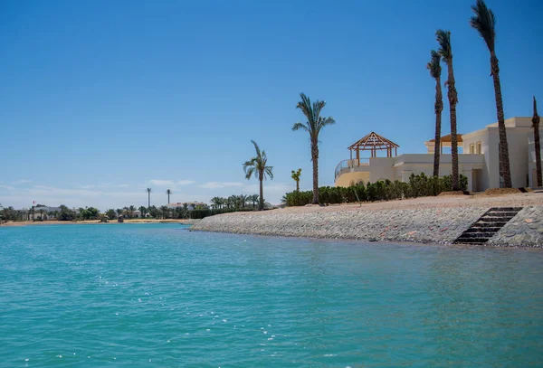 Resort Binalar Arasında Mavi Gökyüzü Denizin — Stok fotoğraf