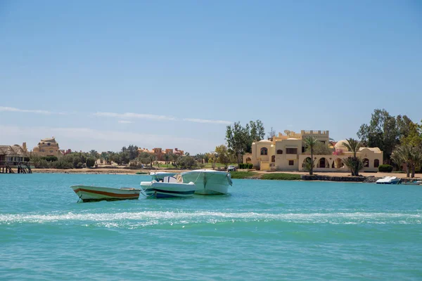 Resort Hotelgebäude Und Boote Auf See — Stockfoto