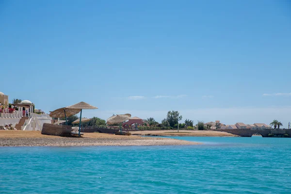 Resort Gebouwen Tussen Blauwe Hemel Zee — Stockfoto