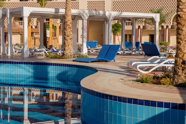 Außenbereich Des Hotels Mit Liegestühlen Und Pool Hellen Sonnenlicht — Stockfoto