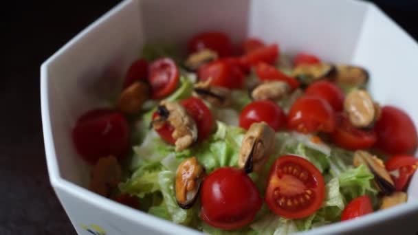 Tigela Com Tomate Salada — Vídeo de Stock