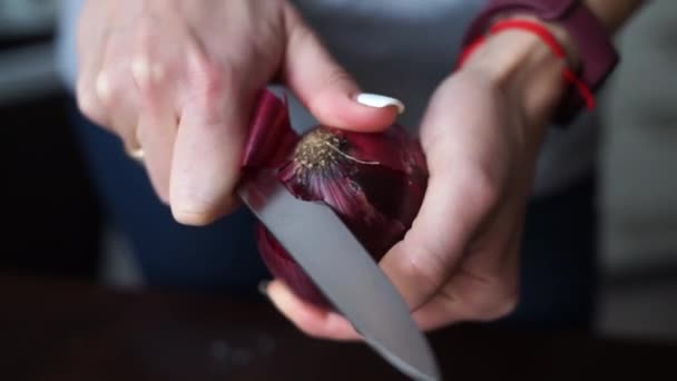 Kadın Kırmızı Soğanı Bıçakla Soyar — Stok video