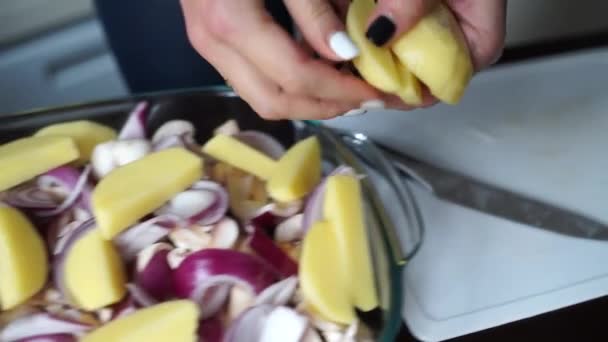 Vrouw Zet Rauwe Aardappelen Een Schotel — Stockvideo