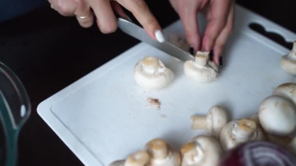 女孩在桌子上切蘑菇 — 图库视频影像