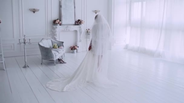 Sposa Con Abito Sposa Intorno Alla Stanza — Video Stock