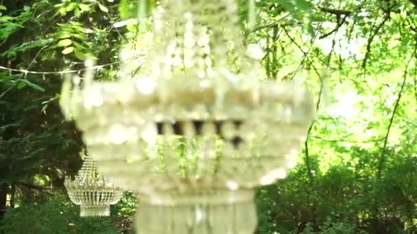 정원에 샹들리에 — 비디오