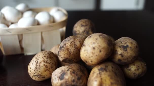 Grönsaker Och Produkter Bordet — Stockvideo