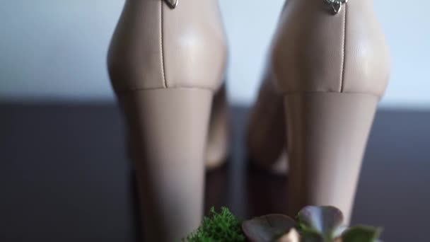 新娘的鞋子放在桌上 — 图库视频影像