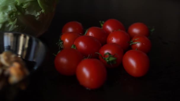 Tomates Con Comida Mesa — Vídeos de Stock