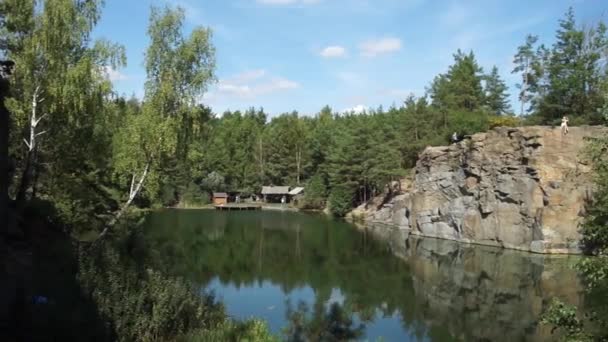 Steengroeve Met Een Meer Het Bos — Stockvideo