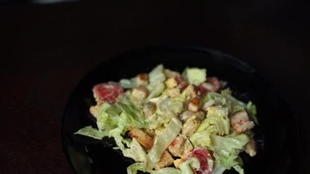 Salade Dans Une Assiette Noire — Video