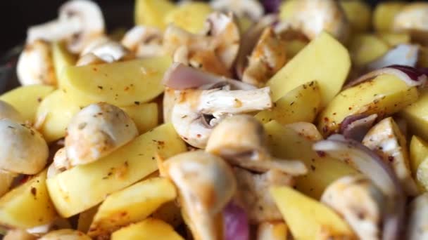 Kartoffeln Mit Pilzen Einem Teller — Stockvideo