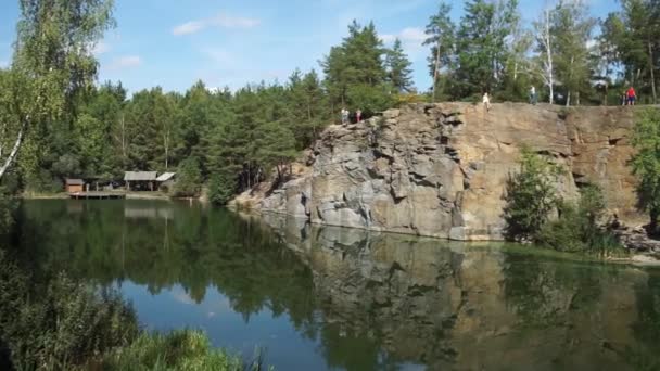 Carrière Avec Lac Dans Forêt — Video