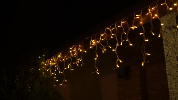 夜のレストランの壁にガーランド — ストック動画