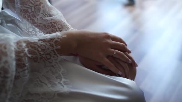 Mains Mariée Sur Une Robe Mariée — Video