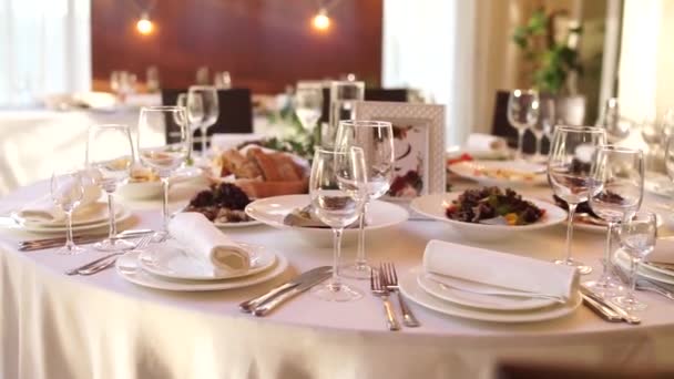 Bruiloft Tafel Een Restaurant Met Decor — Stockvideo