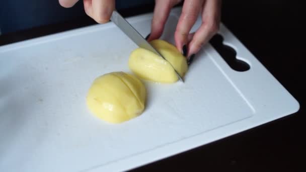 Femme Coupe Des Pommes Terre Fraîches Avec Couteau — Video