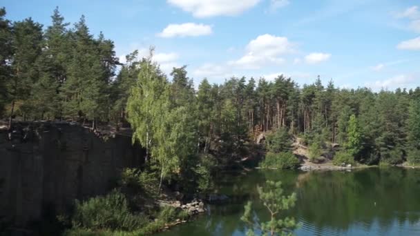 Cantera Con Lago Bosque — Vídeos de Stock