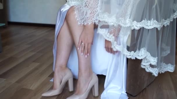 Sposa Mette Scarpe Sposa — Video Stock