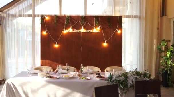 有食物的餐馆里的婚宴桌 — 图库视频影像