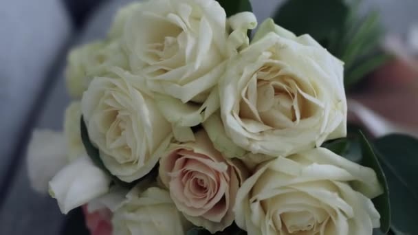 ソファの上の花嫁の花束のクローズアップ — ストック動画
