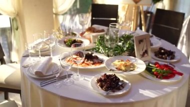 Bir restoranda içinde yemek olan bir düğün masası.