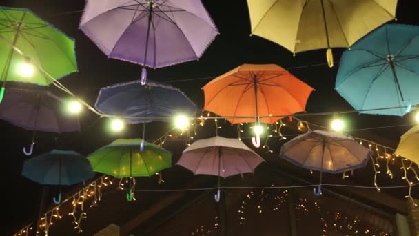 Vícebarevné Deštníky Pouličními Světly — Stock video
