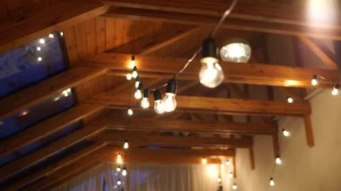 Restoranın tavanında ampuller var.