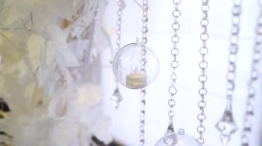 Düğün töreni için kemer süslemesi.