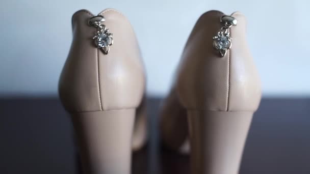 Весільне Взуття Нареченої Стоїть Столі — стокове відео