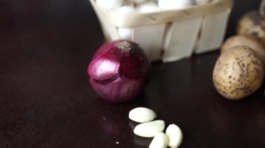 Sebze ve yumurta masada.