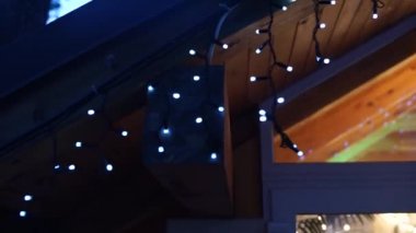 Restoran duvarında çelenkler