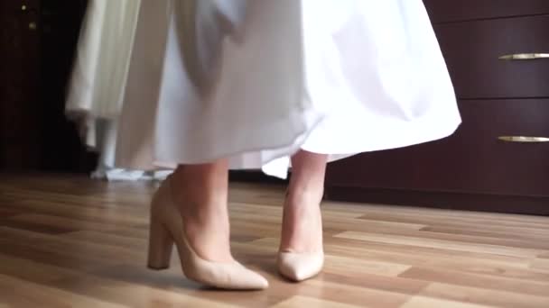 Sposa Scarpe Cammina Intorno Alla Camera — Video Stock