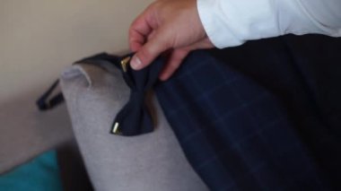 Adam papyon takıyor.