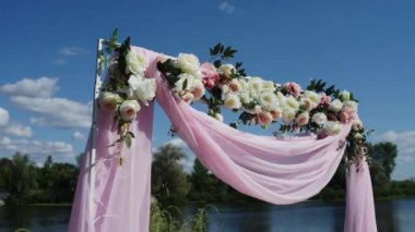 Düğün kemeri çiçeklerle süslenmiş.
