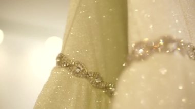 Gelin gelinliği odada asılı.